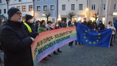 Bild: Kunz
Mehr als 200 Menschen fanden sich vor dem Alten Rathaus ein, um gegen Putins Krieg in der Ukraine zu protestieren.