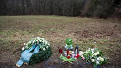 Bild: Harald Tittel/dpa
Gedenken am Tatort an der Kreisstraße 22 bei Ulmet (Rheinland-Pfalz). Mittlerweile geht die Polizei von einem Täter aus.