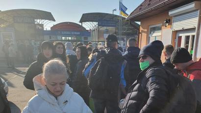 Bild: Hans Franz/exb
Am Grenzübergang Veľké Slemence stehen die Leute am Nachmittag bei relativ milden Temperaturen zunächst in lockerer Reihe an. Auch Hans Franz gelang hier die Ausreise. Die Frau mit dem weißen Mantel brachte ihren Sohn, der in der Slowakei studiert zum Übergang, kehrte selbst aber in die Ukraine zurück.