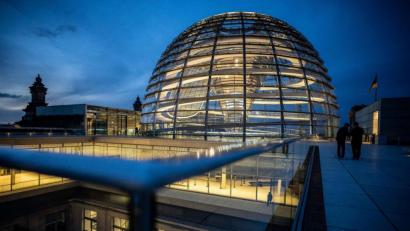 Bild: Michael Kappeler/dpa
Der Deutsche Bundestag im Reichstagsgebäude mit der gläsernen Kuppel. Das neue Lobbyregister des Bundestages ist bereits kräftig gefüllt.