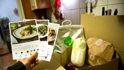 Bild: picture alliance / dpa
HelloFresh Kochbox mit Rezepten für das Kochen zuhause.