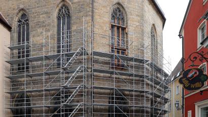 Bild: Wolfgang Steinbacher
Die Apsis der Basilika St. Martin, der Rundbau, der sich im Osten an das Kirchenschiff anschließt, ist eingerüstet. Hier geht die Außensanierung in die nächste Runde.