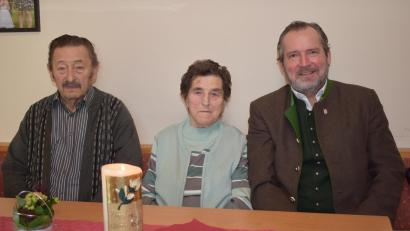 Bild: bnr
Bürgermeister Frank Zeitler (rechts) gratulierte den Eheleuten Frieda und Alois Blödt zur Eisernen Hochzeit.