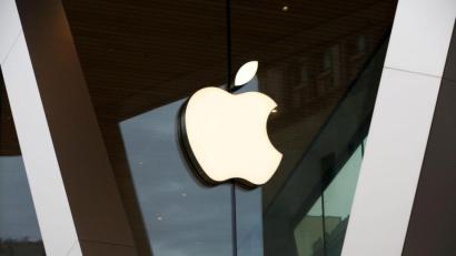 Bild: Kathy Willens/AP/dpa
Ein Apple-Logo an der Fassade eines Apple Stores in Brooklyn.