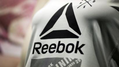 Bild: Daniel Karmann/dpa
Das Reebok-Logo ist auf einem Shirt am Rande der Bilanz-Pressekonferenz von Adidas zu sehen.