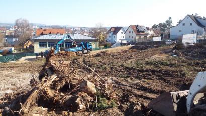 Bild: e
Die Baustelle ist schon heute nicht zu übersehen: Auf dieser gerodeten Fläche soll die neue Kindertagesstätte St. Raphael entstehen: Im Hintergrund der alte Kindergarten St. Raphael.