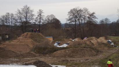 Bild: wel
Noch sieht das Gelände des Dirt-Bike-Parks wenig einladend aus. Bis Juni soll das Areal fertiggestellt sein.