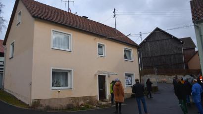 Archivbild: ak
Bei der Bürgerversammlung in Göppmannsbühl zeigten Bürgermeister Christian Porsch und Landschaftsarchitektin Kathrin Nißlein aus Höchstadt/Aisch den Vorentwurf für den neuen Dorfplatz. Das Gebäude muss weichen.