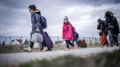 Symbolbild: Michael Kappeler/dpa
Hunderttausende, vielleicht Millionen Ukrainer machen sich derzeit auf den Weg Richtung Landesgrenze. Sie versuchen dem Krieg im Land zu entfliehen. Josef Gmeiner hofft dort die achtköpfige Gruppe, die er bei sich in Hochdorf bei Pirk aufnehmen möchte, zu finden.