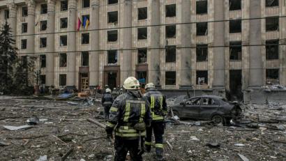 Bild: Pavel Dorogoy/AP/dpa
Ukrainische Rettungskräfte arbeiten vor dem beschädigten Rathausgebäude in Charkiw nach dem russischen Beschuss.