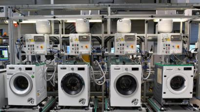 Bild: Ralf Hirschberger/dpa-Zentralbild/dpa
Waschmaschinen werden im Bosch Siemens Hausgeräte-Werk produziert.