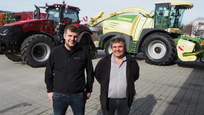 Bild: bl
Thomas Igl (links) und Günter Igl wollen weiterhin in einer Kooperation verbunden bleiben. Geplant ist allerdings eine Spezialisierung im Bereich der Landtechnik: Günter Igl wird sich in einem neuen Betrieb Agrartechnik Igl in Nabburg ausschließlich um das Segment von Hersteller Krone kümmern.