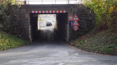 Bild: ak
Für mindestens ein Jahr ist die Bahnüberführung Speichersdorf West wegen des Baues einer neuen Bahnbrücke gesperrt. Ein Großteil des innerörtlichen Verkehrs führt über die Straßenunterführung Ost an der Ganghofer Straße. Dort wird ein Ampelbetrieb eingerichtet.
