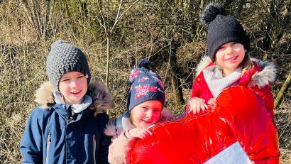 Bild: fvo
Stolz präsentieren die drei Weig-Kinder Georg, Sophia und Anna (von links) den in den Brunnhof-Büschen entdeckten Ballon aus England.