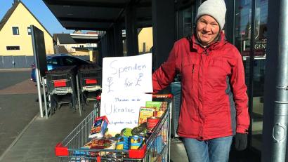 Bild: Gertrud Burger/exb
Ein selbst beschriebenes Schild und ein Einkaufswagen reichen dem Bund Naturschutz Auerbach für eine spontane Spendenaktion zugunsten von Kriegsflüchtlingen aus der Ukraine