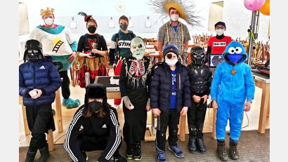 Bild: njn
Maskenprämierung bei der Faschingsgaudi für die Kinder und Jugendlichen des Schützenverein. Mit auf dem Bild Schützenvorsitzender Bernhard Wenning (hinten links) und Vorstandsmitglied Bernhard Schmidt (hintere Reihe, Zweiter von rechts).