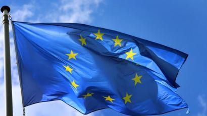 Bild: Karl-Josef Hildenbrand/dpa
Eine Europafahne weht im Wind.