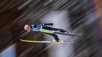 Bild: Georg Hochmuth/APA/dpa
DSV-Athlet Karl Geiger kam mit Constantin Schmid, Severin Freund und Markus Eisenbichler beim Teamwettbewerb in Lahti auf den dritten Platz.
