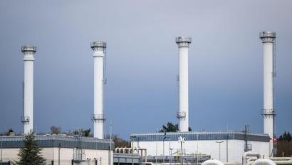 Bild: Mohssen Assanimoghaddam/dpa
Die Anlage des Astora-Erdgasspeichers in Rehden. Es handelt sich dabei um den größten Speicher in Westeuropa. Die Astora GmbH ist zudem eine Tochtergesellschaft des russischen Energiekonzerns Gazprom.