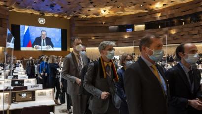 Bild: Salvatore Di Nolfi/KEYSTONE/dpa
Botschafter und Diplomaten verlassen den Saal, während Sergej Lawrow (auf dem Bildschirm), Außenminister von Russland, mit einer aufgezeichneten Videobotschaft zur 49. Sitzung des UN-Menschenrechtsrats am europäischen Hauptsitz der Vereinten Nationen spricht.