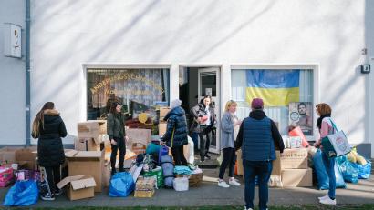 Bild: Ole Spata/dpa
Helfer sammeln vor einer Änderungsschneiderei in Hannover Spenden und Hilfsgüter für die Ukraine. Auch in der Oberpfalz helfen viele Menschen.