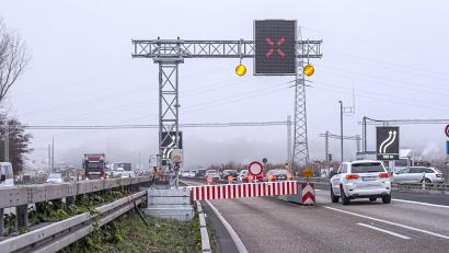 Bild: Zeppelin Rental GmbH/exb
So wie hier auf der A 66 bei Wiesbaden soll es in wenigen Tagen auch auf der A 93 bei Perschen aussehen: Je nach Verkehrsaufkommen gibt es an der Baustelle für die Kurmhofbachbrücke dann eine Fahrspur mehr oder weniger, ein Knopfdruck genügt. .