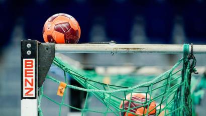 Bild: Uwe Anspach/dpa/Symbolbild
Spielbälle liegen im Netz eines Handball-Tors.