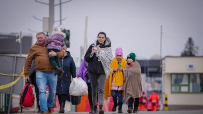 Bild: Kay Nietfeld/dpa
Eine Familie passiert die ukrainisch-polnische Grenze in Medyka.