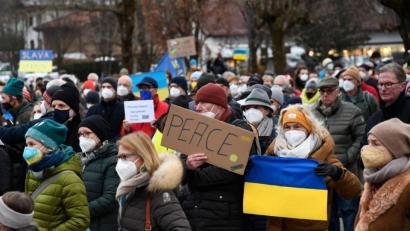 Bild: Uwe Lein/dpa
Teilnehmer einer Demo gegen den Ukraine-Krieg stehen am Wohnort des russischen Oligarchen Alischer Usmanow.