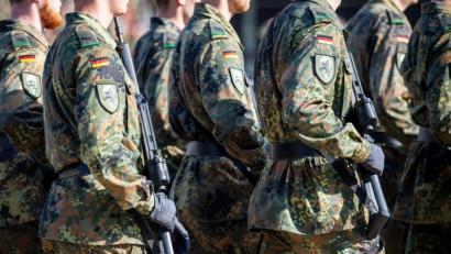 Bild: Sina Schuldt/dpa
Soldaten der Bundeswehr laufen über den Appellplatz im niedersächsischen Seedorf.