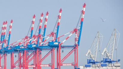Bild: Sina Schuldt/dpa
Blick auf den Jade-Weser-Port in Wilhelmshaven.