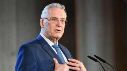 Bild: Uwe Lein/dpa
Bayerns Innenminister Joachim Herrmann (CSU) spricht.
