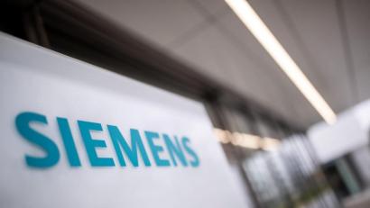 Bild: Daniel Karmann/dpa
Das Schriftzug-Logo des deutschen Industriekonzerns Siemens.