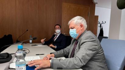 Bild: Wolf von Dewitz/dpa
Olaf Sauer (r), Geschäftsführer von C.G.Haenel, und Swen Lahl, für Finanzen zuständiger Prokurist der Waffenfirma aus Suhl in Thüringen  in einem Raum des Oberlandesgerichts.