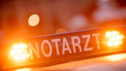 Bild: Lino Mirgeler/dpa/Archivbild
Ein Dachschild mit der Aufschrift "Notarzt" steht auf einem Einsatzwagen eines Notarztes.