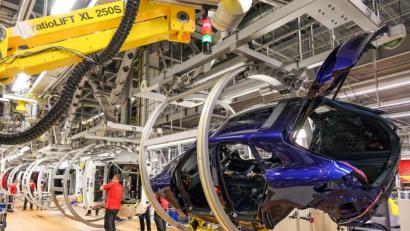 Bild: Jan Woitas/dpa-Zentralbild/dpa
Mitarbeiter montieren Komponenten an Porsche Macan und Panamera im Leipziger Werk.