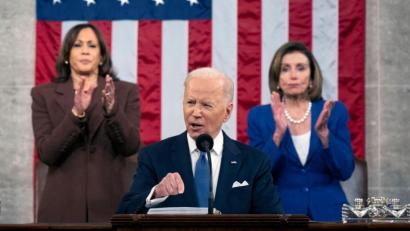 Bild: Saul Loeb/Pool AFP via AP/dpa
US-Präsident Joe Biden bei seiner ersten Rede zur Lage der Nation. Dahinter stehen Vizepräsidentin Kamala Harris (l) und Nancy Pelosi, Sprecherin des US-Repräsentantenhauses.