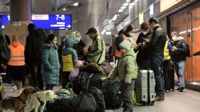 Bild: Paul Zinken/dpa
Flüchtlinge aus dem ukrainischen Kriegsgebiet warten im Hauptbahnhof Berlin.