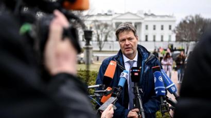 Bild: Britta Pedersen/dpa-Zentralbild/dpa
Vizekanzler Robert Habeck (Grüne) spricht vor dem Weißen Haus mit Journalisten.