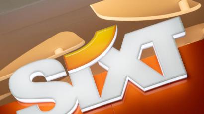Bild: Peter Kneffel/dpa/Archivbild
Das Logo des Autovermieters Sixt.