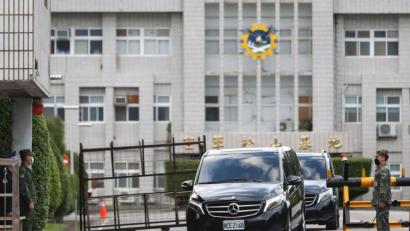 Bild: Daniel Ceng Shou-Yi/ZUMA Press Wire/dpa
Konvoi der Delegation ehemaliger hochrangiger US-amerikanischer Verteidigungs- und Sicherheitsbeamter, die vom Song-Shan-Luftwaffenstützpunkt in Taipeh abfahren, nachdem die Delegation in Taiwan angekommen ist.