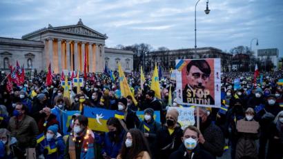 Bild: Sven Hoppe/dpa
Demonstranten protestieren auf dem Königsplatz in München unter dem Motto „Frieden in Europa, Solidarität mit der Ukraine“ gegen den Krieg in der Ukraine.
