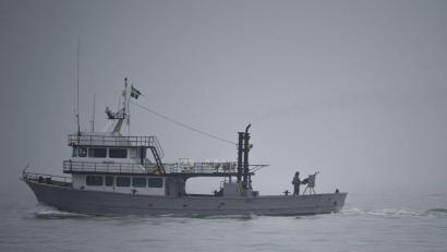 Bild: Vadim Ghirda/AP/dpa
Ein ukrainischer Soldat steht während einer Patrouille auf dem Asowschen Meer auf einem Militärschiff an einem Maschinengewehr.