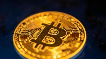 Bild: Fernando Gutierrez-Juarez/dpa-Zentralbild/dpa
Eine Bitcoin-Münze liegt auf einem Bildschirm.