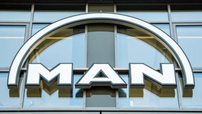 Bild: Peter Kneffel/dpa/Symbolbild
Das MAN Logo hängt an der Fassade eines Bürogebäudes.