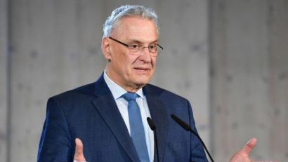 Bild: Uwe Lein/dpa
Bayerns Innenminister Joachim Herrmann (CSU) spricht.