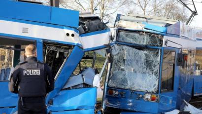Bild: Bernd Wüstneck/dpa-Zentralbild/dpa
Nach einem Zusammenstoß von zwei Straßenbahnen in Rostock sichern Polizisten die Unfallstelle.