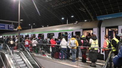 Bild: Paul Zinken/dpa
Geflüchtete Meneschen aus dem ukrainischen Kriegsgebiet stehen nach ihrer Ankunft am Berliner Hauptbahnhof.