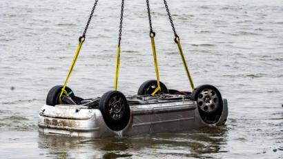 Bild: Arnulf Stoffel/dpa
Der Pkw wird in Wesel aus dem Wasser gezogen. Der Wagen mit fünf Insassen war in den Rhein gestürzt, zwei Menschen  überlebten.