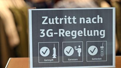 Symbolbild: Martin Schutt/dpa-Zentralbild/dpa/Symbolbild
"Zutritt nach 3G-Regelung" steht auf einem Schild.